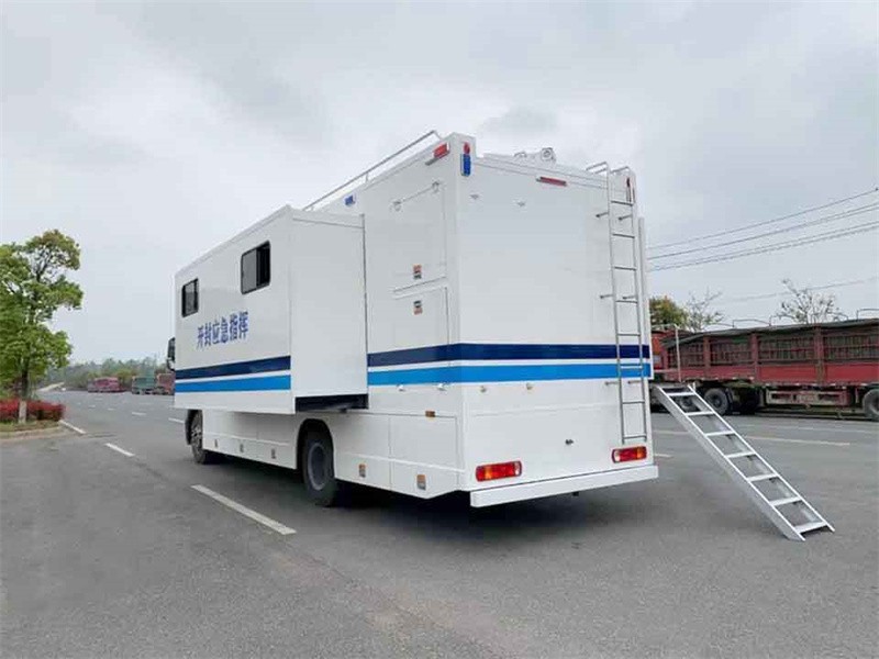 重汽豪沃单桥指挥车