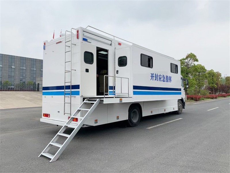 重汽豪沃单桥指挥车