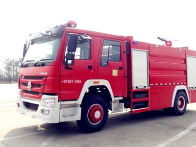 重汽干粉泡沫联用消防车