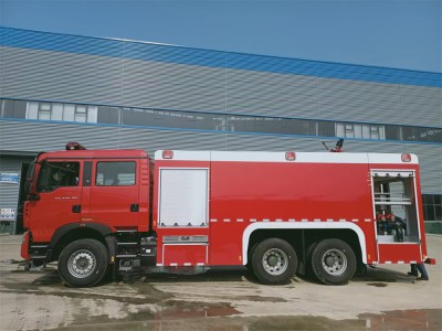 重汽豪沃12吨泡沫消防车